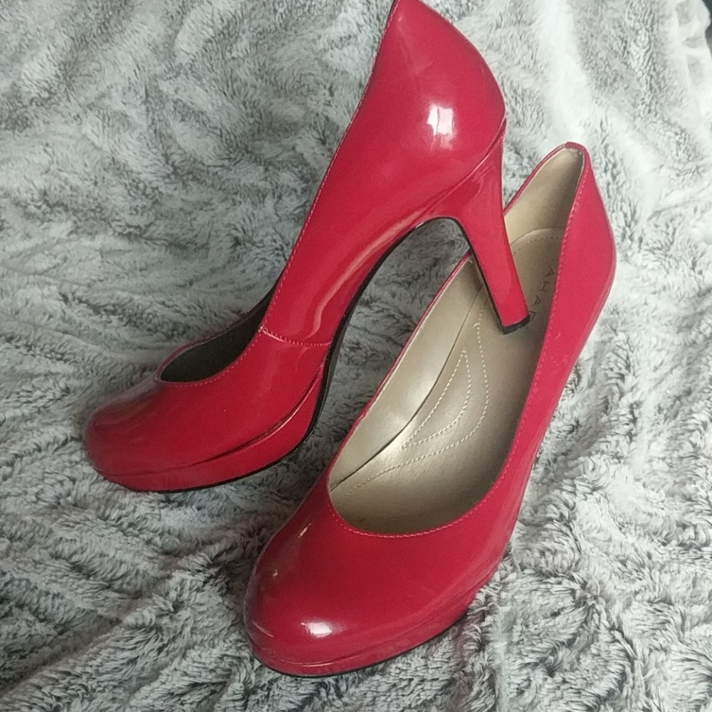 Tahari 8 red patent leather pump